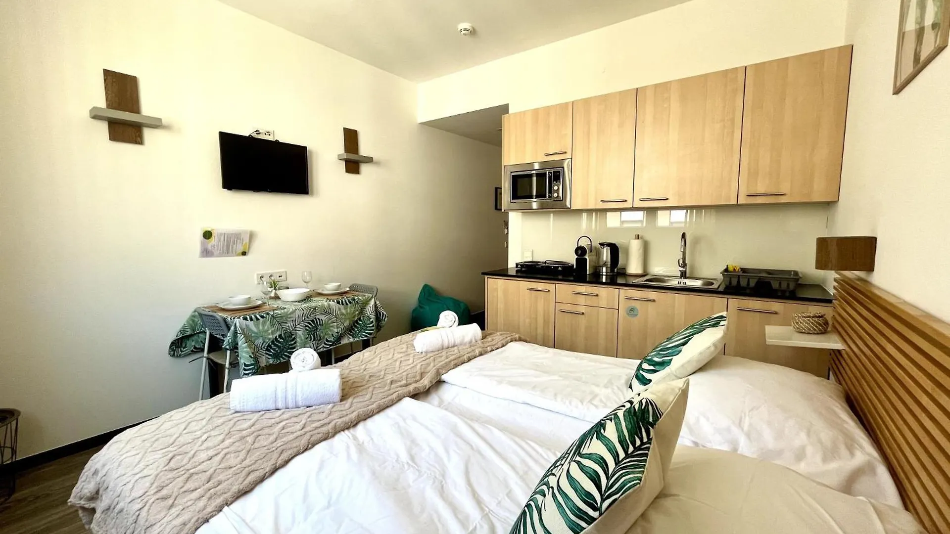 4Youhomes - Cosy & Green Studio In Central Station District contacts